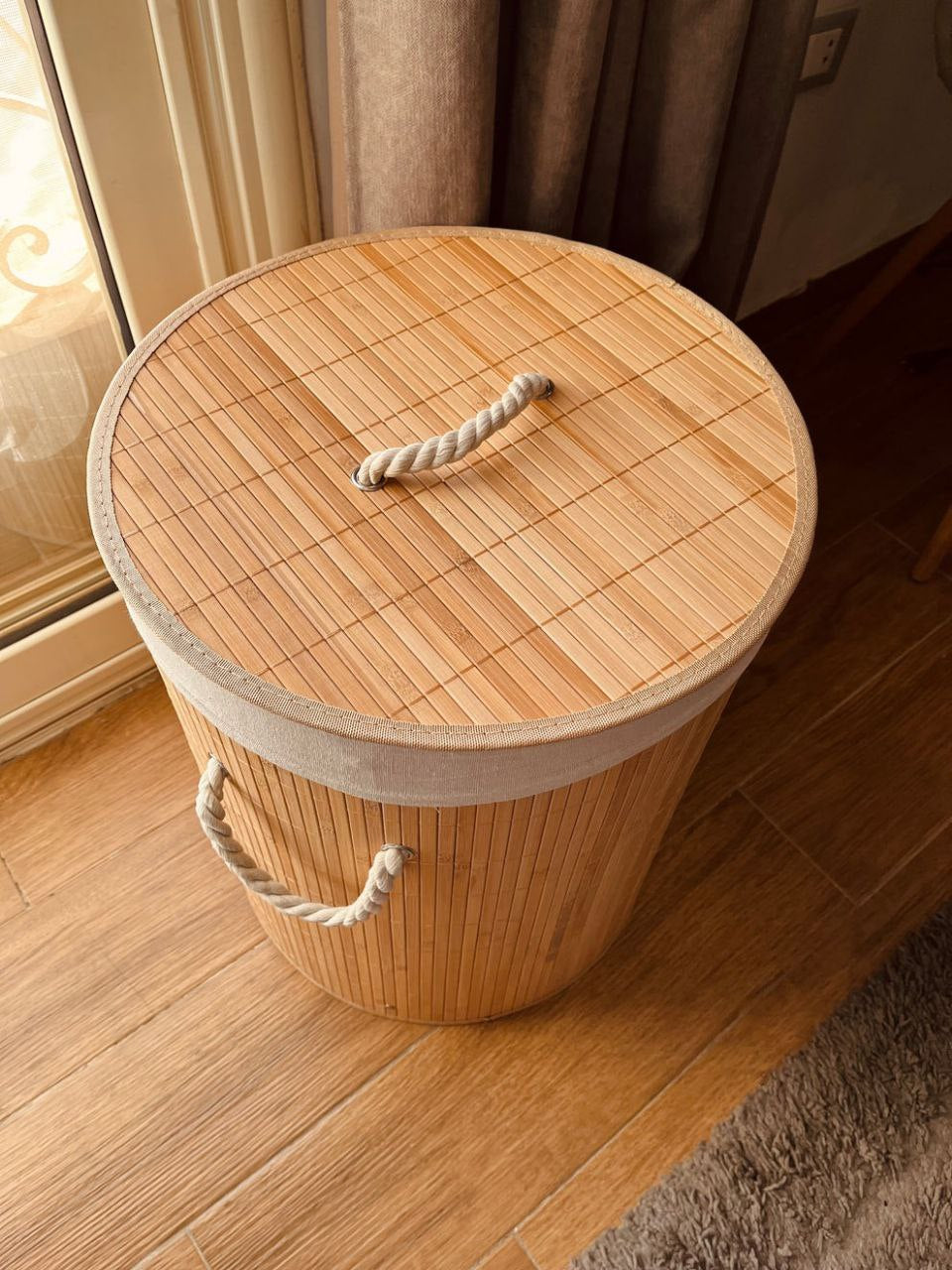 باسكت غسيل بامبو مبطن بكتان | Round Seagrass Laundry Basket – Bamboo & Linen Lined